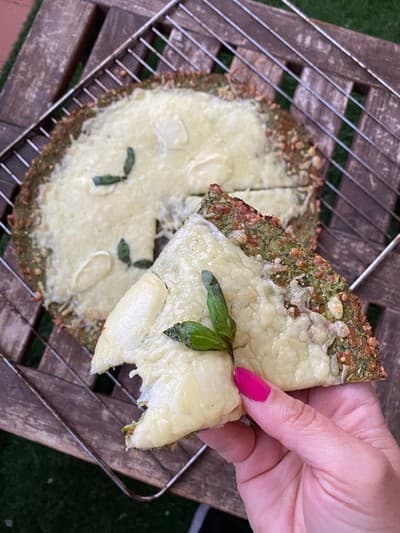 Pizza de brócoli y mozzarela
