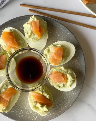 Uova ripiene di avocado, formaggio e salmone