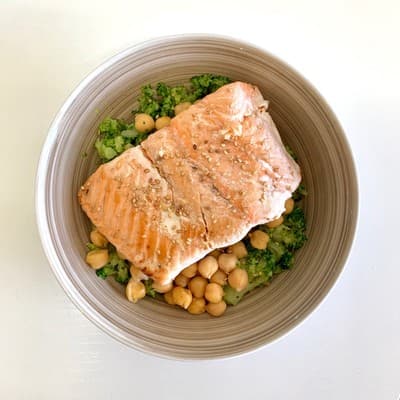 Salmone con ceci e broccoli
