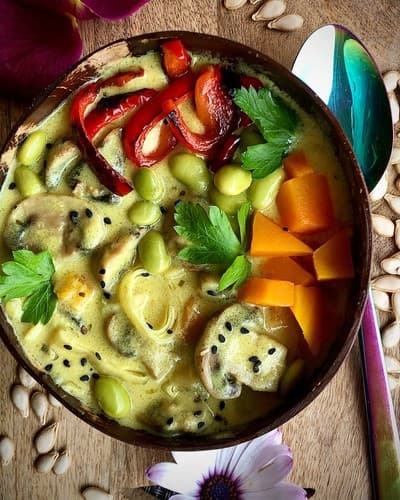 Zuppa di funghi cremosa con latte di cocco e curcuma
