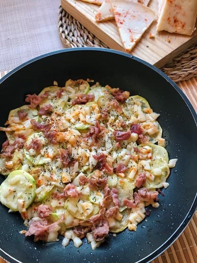 Padellata di zucchine e formaggio